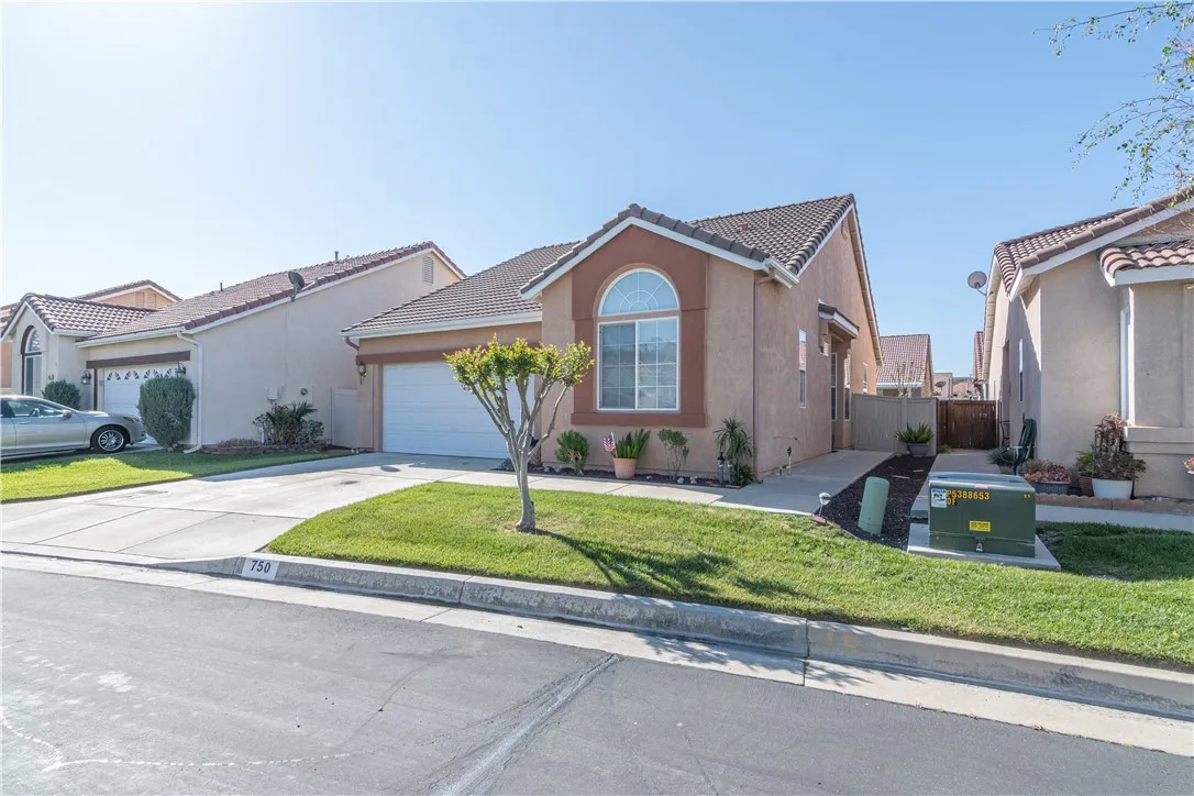 750 Diamante, San Jacinto, California 92583 home-pic-3